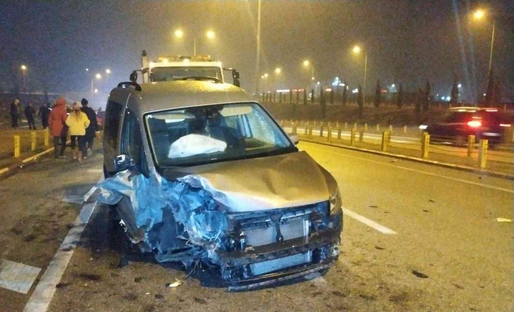 Çaldıkları Otomobille Ters Yönde Giderken Eskilli Vatandaşın Kullandığı Araca Çarptılar