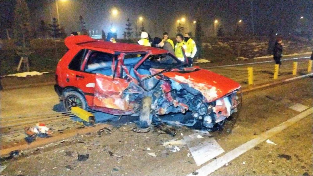 Çaldıkları Otomobille Ters Yönde Giderken Eskilli Vatandaşın Kullandığı Araca Çarptılar