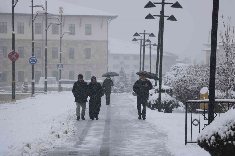 Sivas’ta yoğun kar yağışından dolayı 267 köy yolu kapandı
