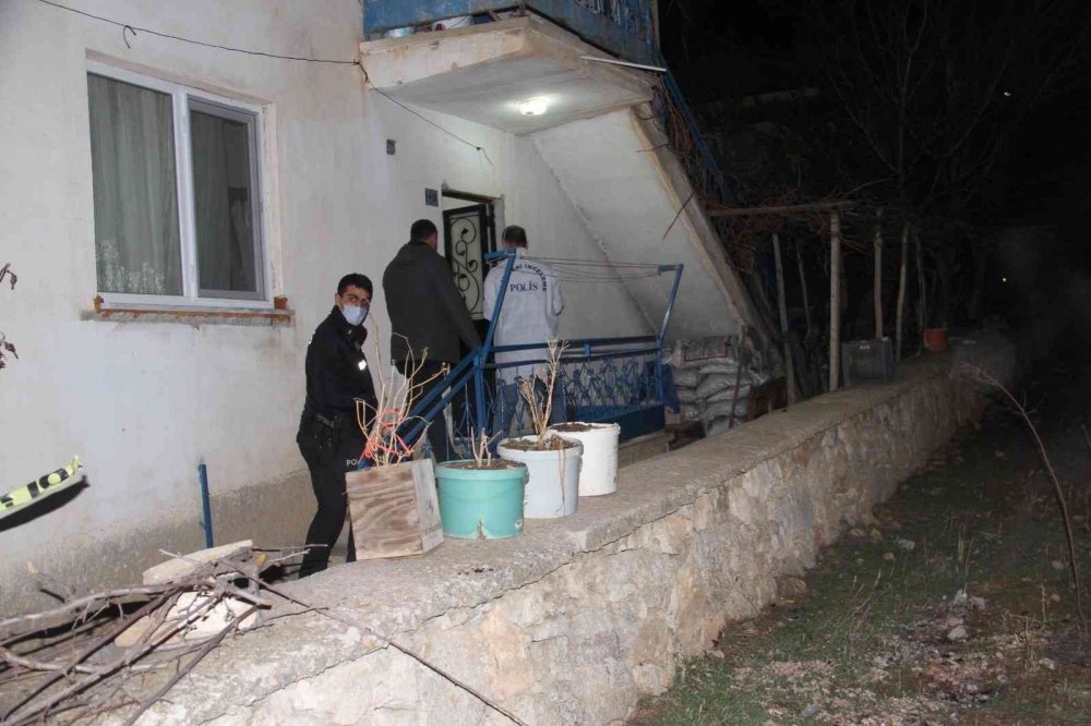 Kendine şiddet uygulayan kocasını bıçaklayarak öldürdü