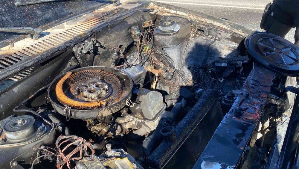 Aksaray’da seyir halindeki otomobilin motoru yandı