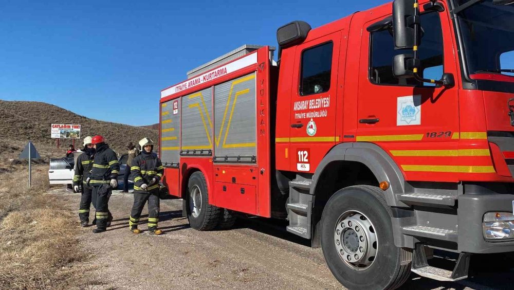 Aksaray’da seyir halindeki otomobilin motoru yandı