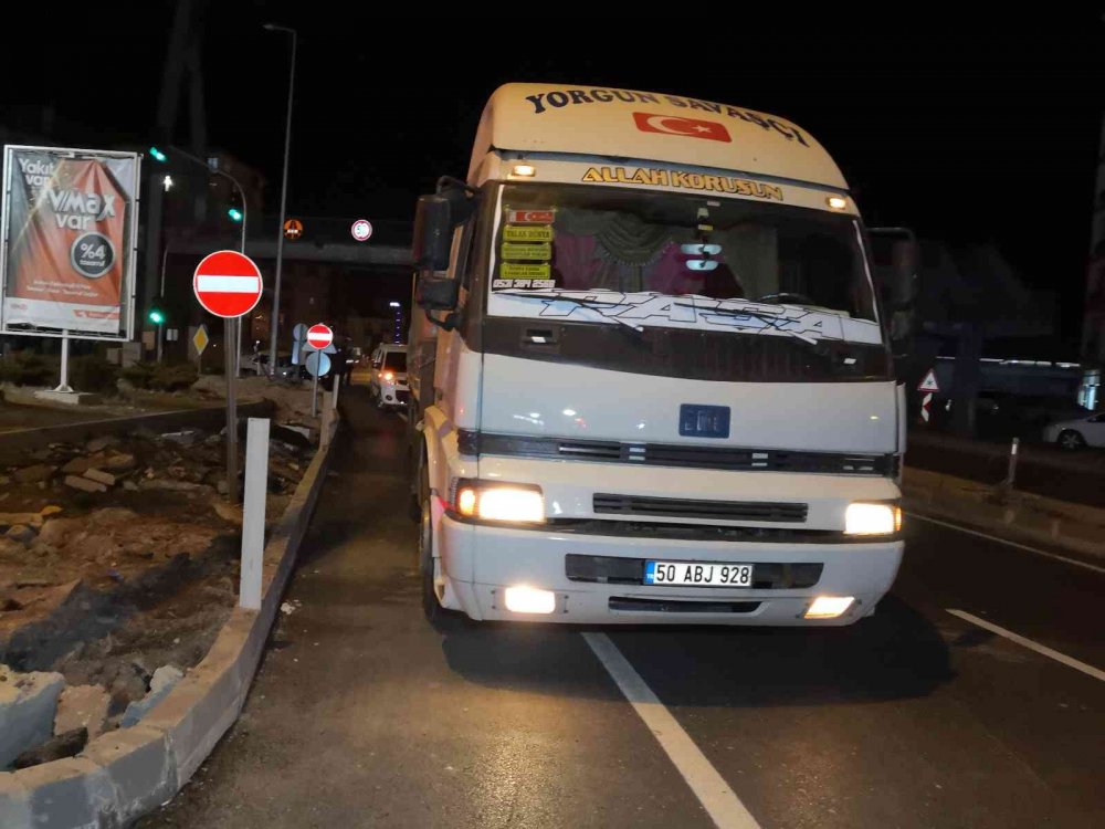 Aksaray'da arabayla polisten kaçarken kaza yapan alkollü sürücü yaralı olarak yakalandı
