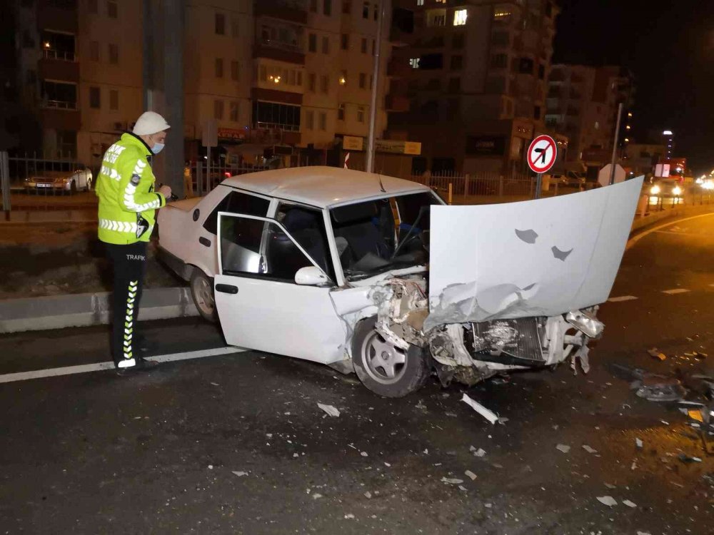 Aksaray'da arabayla polisten kaçarken kaza yapan alkollü sürücü yaralı olarak yakalandı