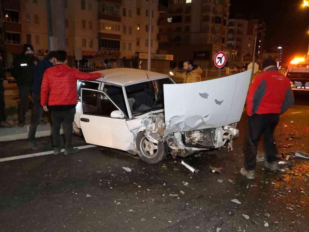Aksaray'da arabayla polisten kaçarken kaza yapan alkollü sürücü yaralı olarak yakalandı