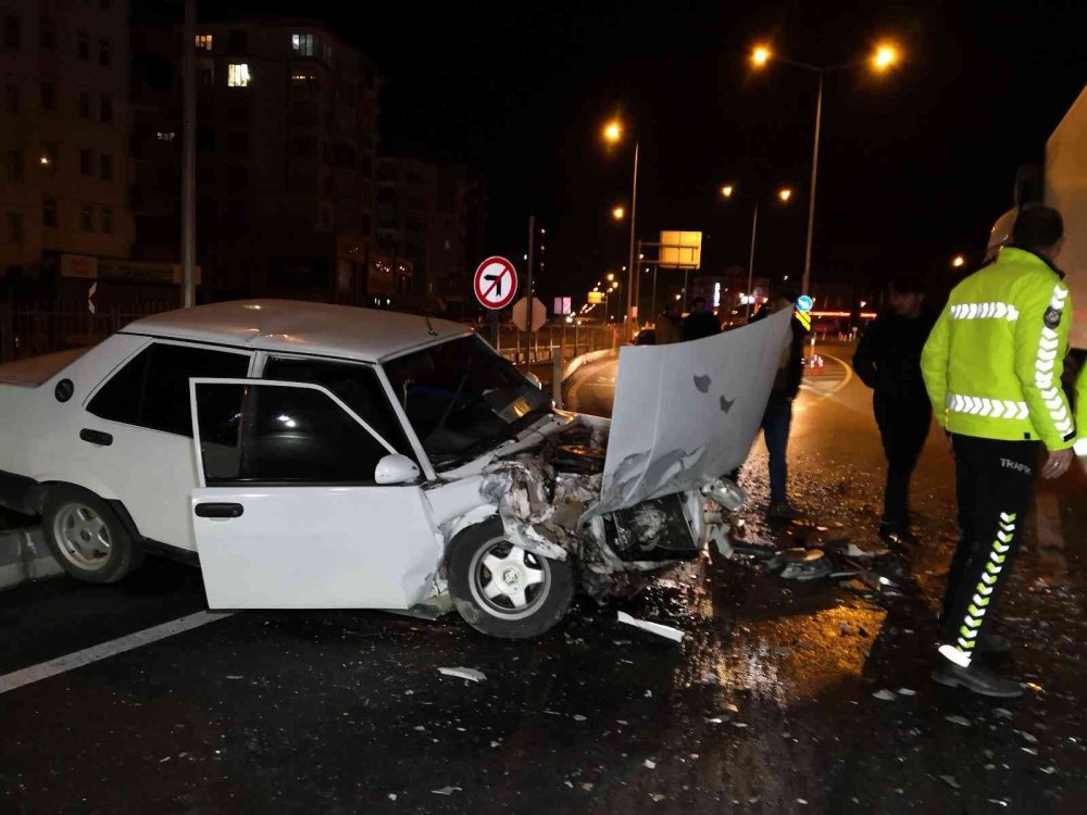 Aksaray'da arabayla polisten kaçarken kaza yapan alkollü sürücü yaralı olarak yakalandı