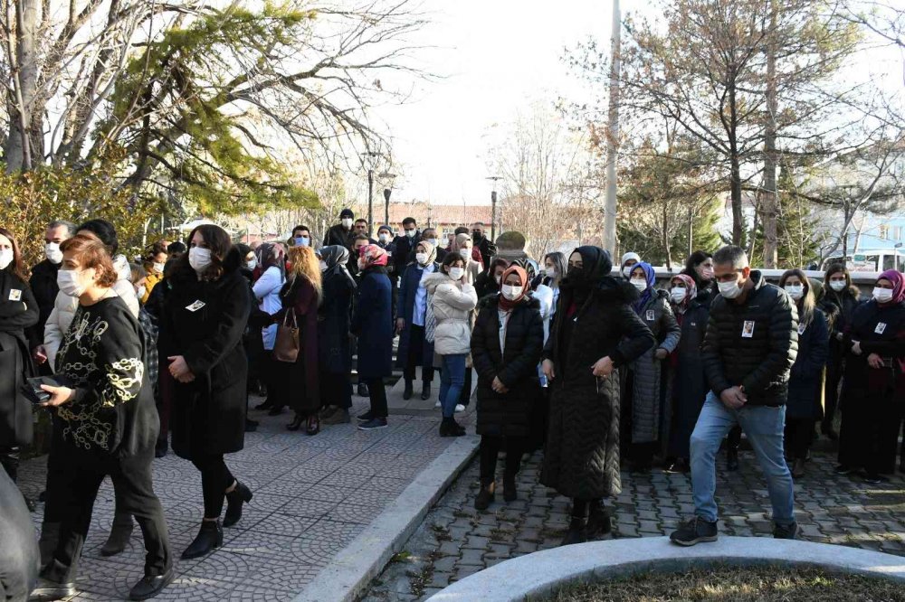 Aksaray’da korona virüsten dolayı yaşamını yitiren doktor çifte veda töreni