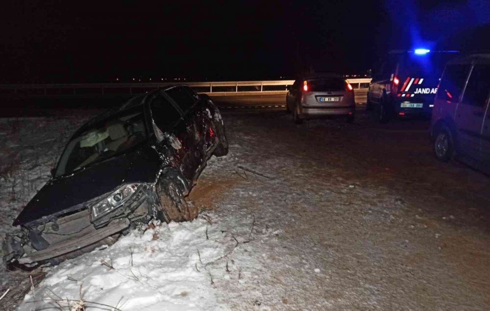 Bozcamahmut'ta buzlanma kazalara neden oldu: 6 yaralı