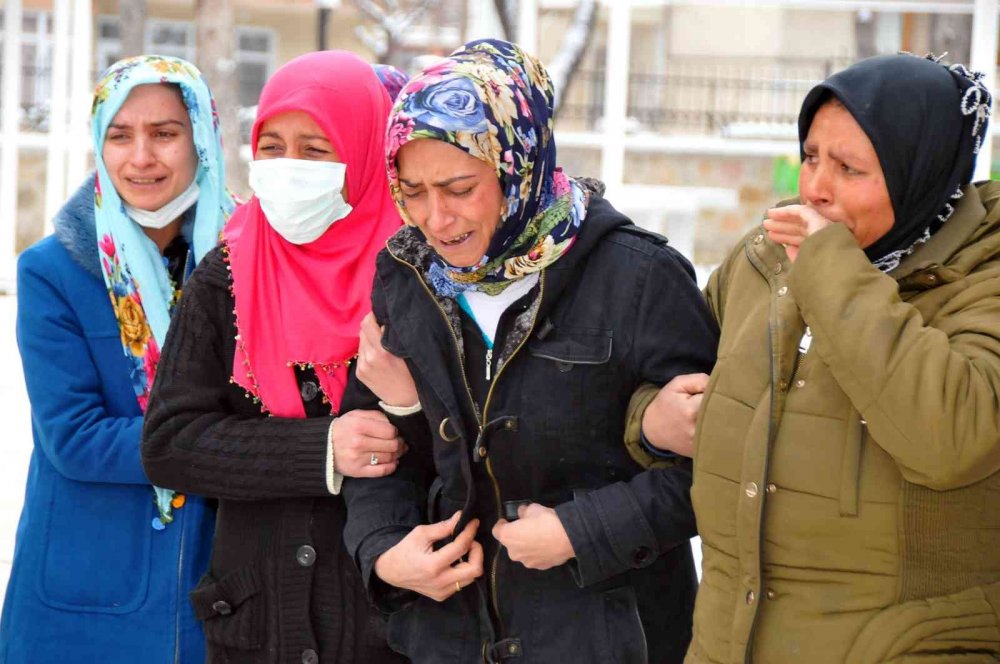 Şüpheli bir şekilde ölen minik Ayşenur son yolculuğuna uğurlandı