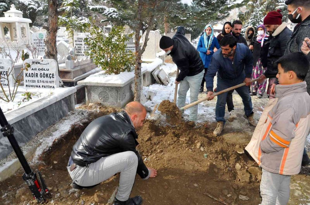 Şüpheli bir şekilde ölen minik Ayşenur son yolculuğuna uğurlandı
