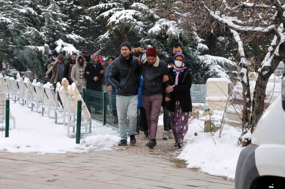 Şüpheli bir şekilde ölen minik Ayşenur son yolculuğuna uğurlandı