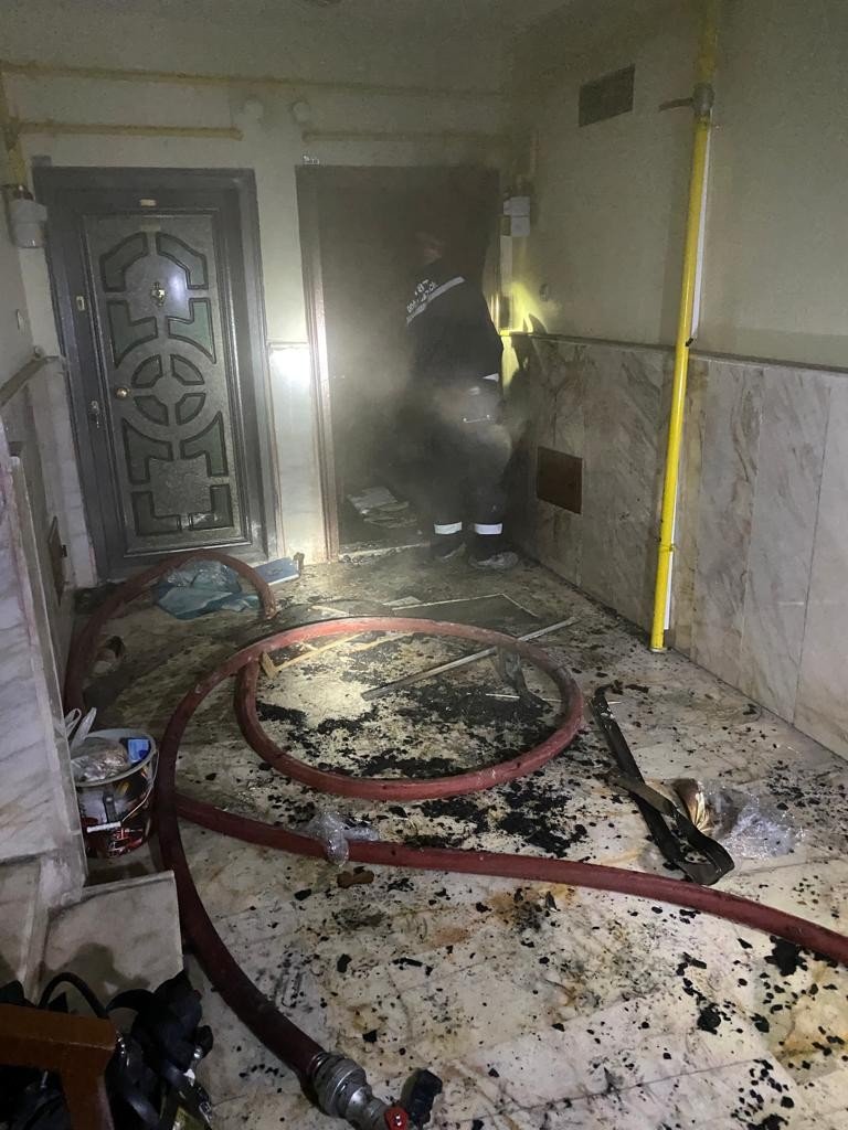 Aksaray'da İtfaiye Eri, yangında mahsur kalan yaşlı kadını sırtında indirdi