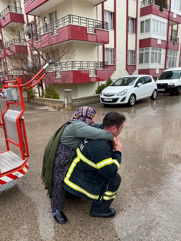 Aksaray'da İtfaiye Eri, yangında mahsur kalan yaşlı kadını sırtında indirdi