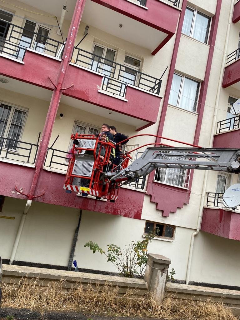 Aksaray'da İtfaiye Eri, yangında mahsur kalan yaşlı kadını sırtında indirdi
