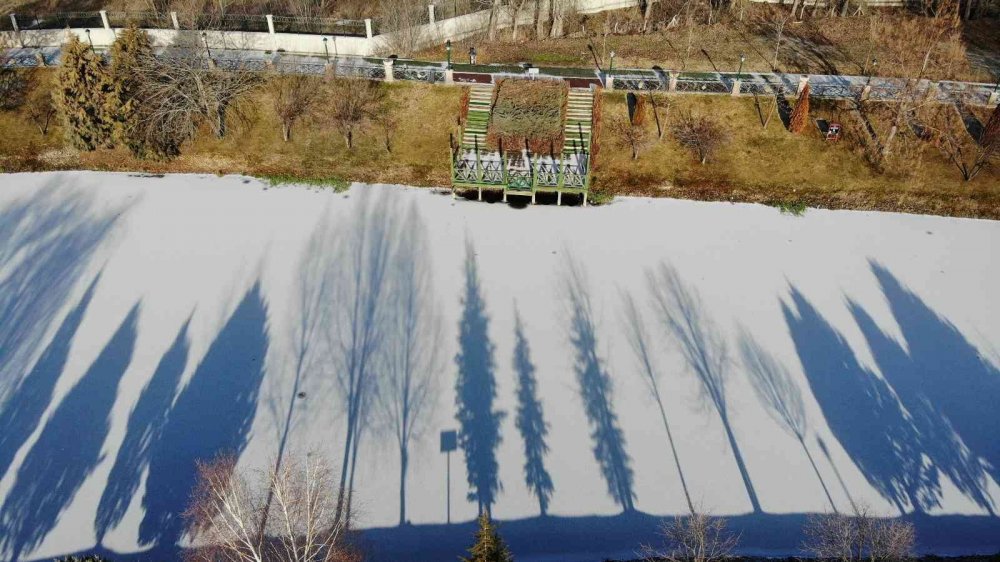 Buz tutan Porsuk Çayı’nda kartpostallık görüntüler