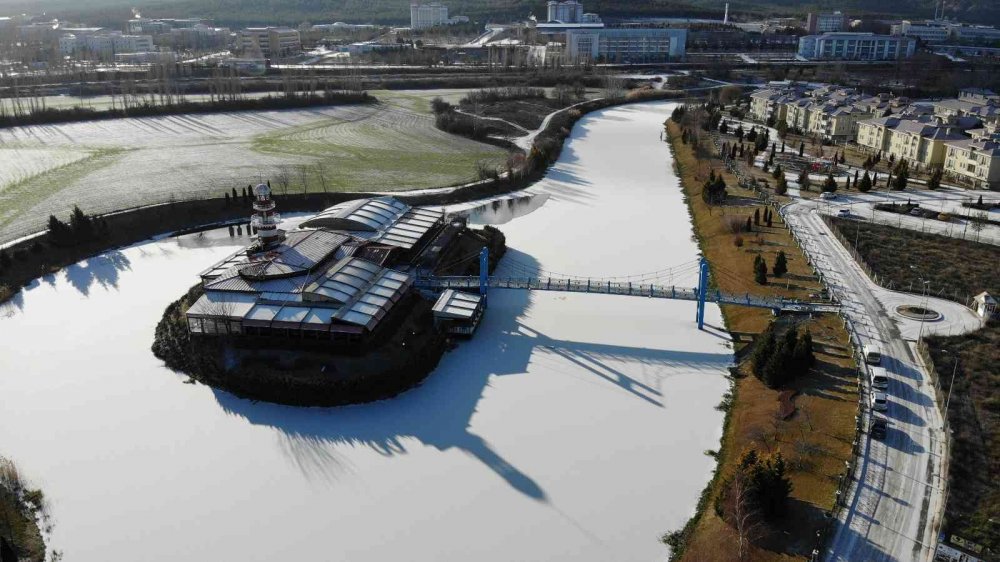 Buz tutan Porsuk Çayı’nda kartpostallık görüntüler