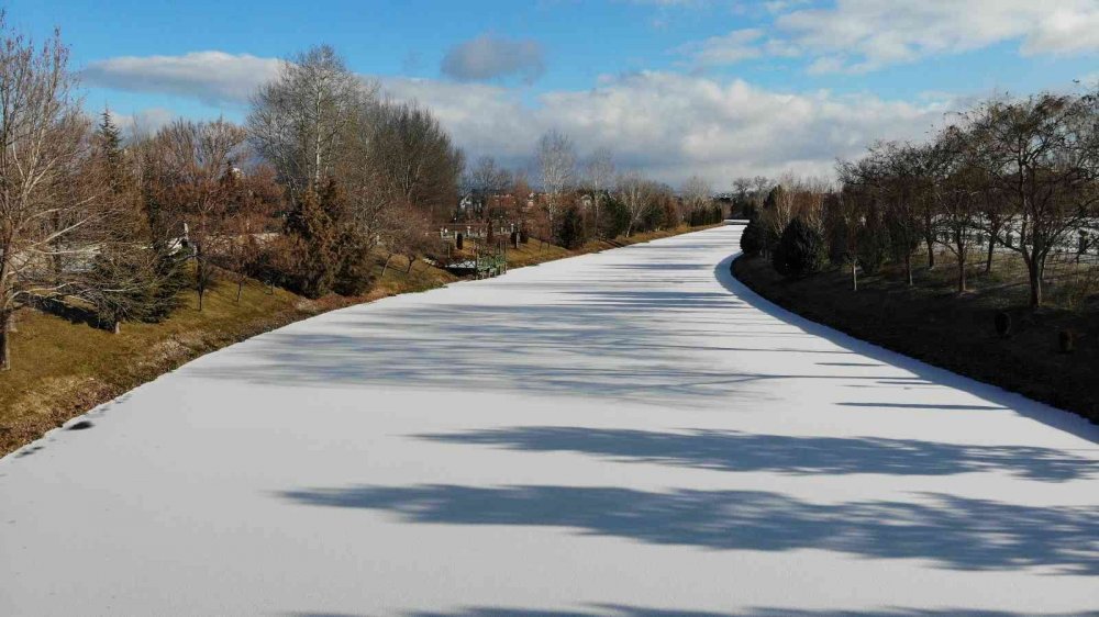 Buz tutan Porsuk Çayı’nda kartpostallık görüntüler