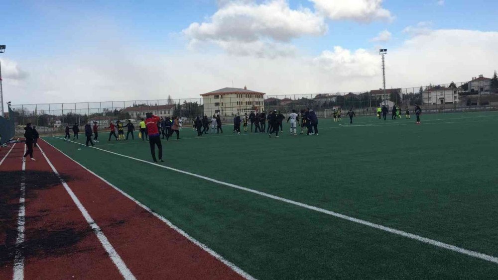 Kulu'da maç sırasında helikopter ambulans sahaya indi