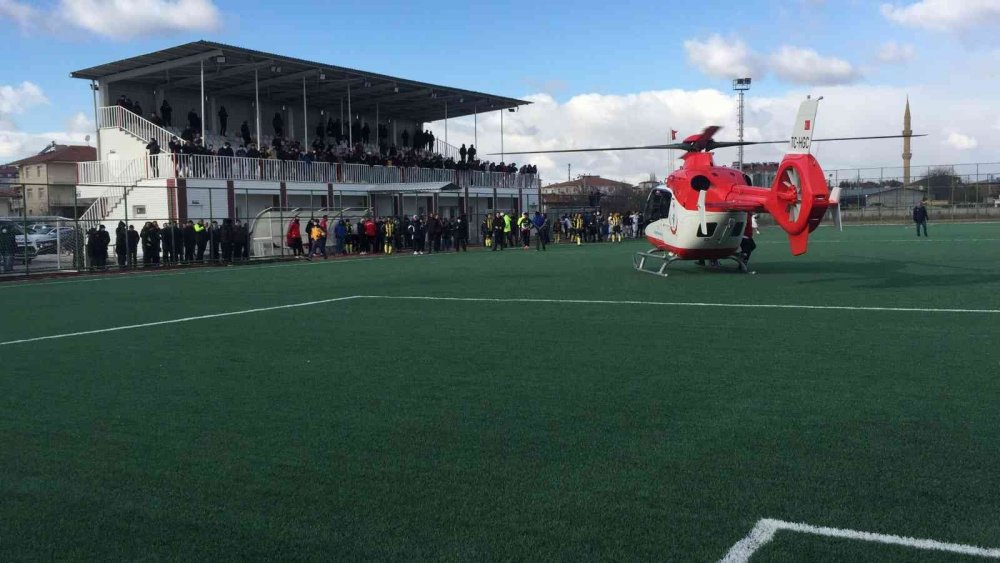 Kulu'da maç sırasında helikopter ambulans sahaya indi