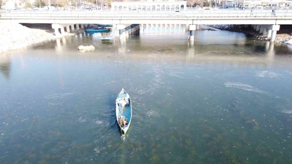 Beyşehir Gölü buz tuttu!