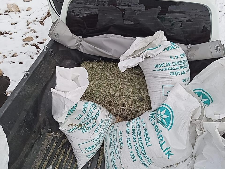 Bir örnek davranış! Yaban hayvanları için doğaya yem bırakıldı