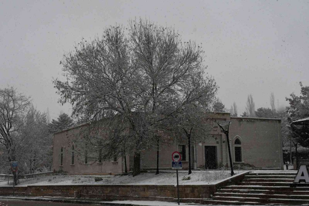 Aksaray’da etkili kar yağışı devam ediyor