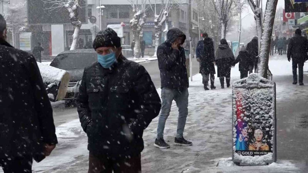 Aksaray’da etkili kar yağışı devam ediyor