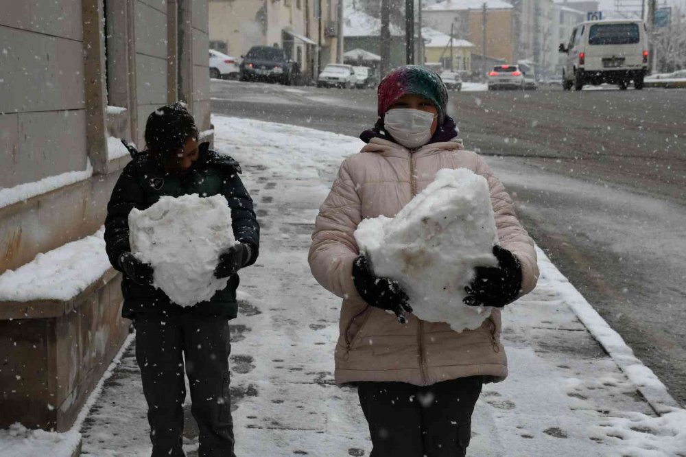 Aksaray’da etkili kar yağışı devam ediyor
