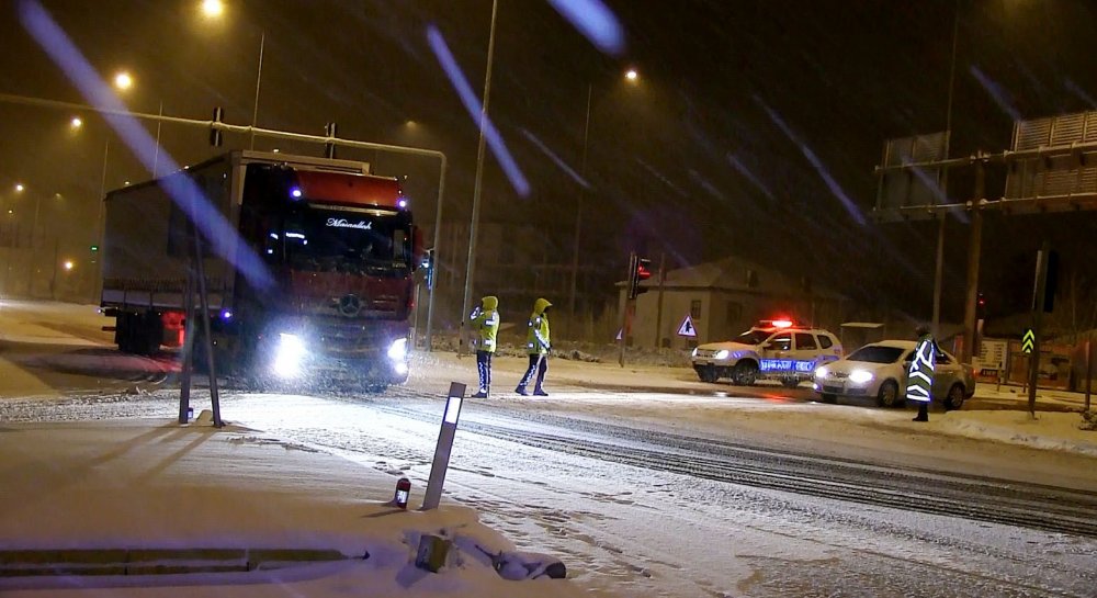 Konya-Aksaray karayolu kar ve tipi nedeniyle ulaşıma kapatıldı