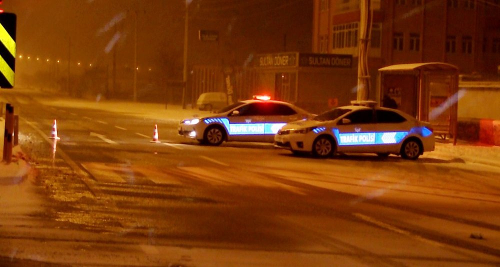 Konya-Aksaray karayolu kar ve tipi nedeniyle ulaşıma kapatıldı