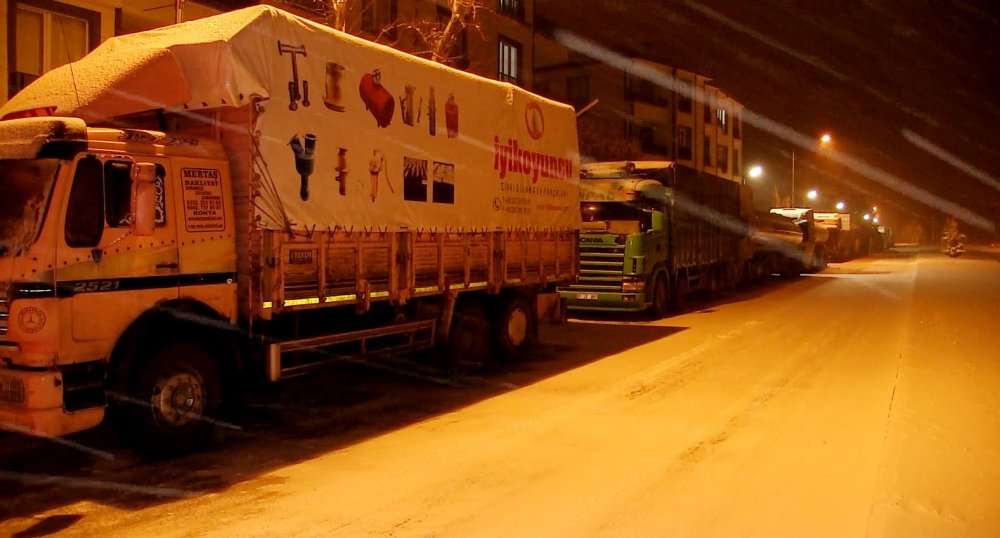 Konya-Aksaray karayolu kar ve tipi nedeniyle ulaşıma kapatıldı