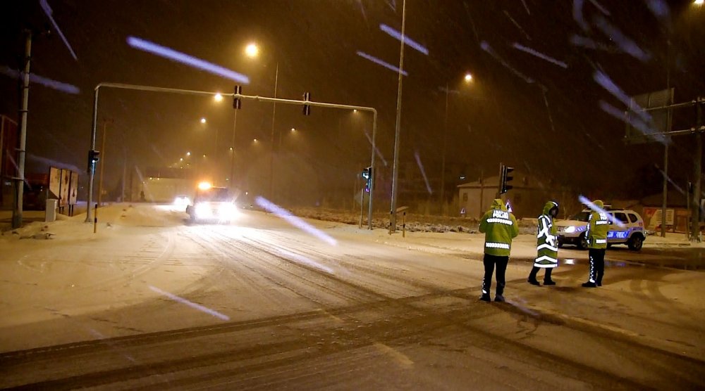 Konya-Aksaray karayolu kar ve tipi nedeniyle ulaşıma kapatıldı