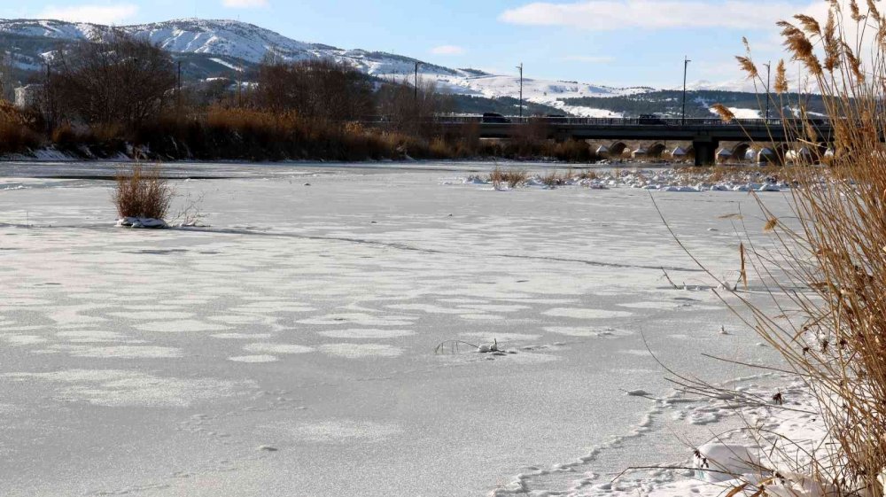 Kızılırmak’ın yüzeyini buz kapladı