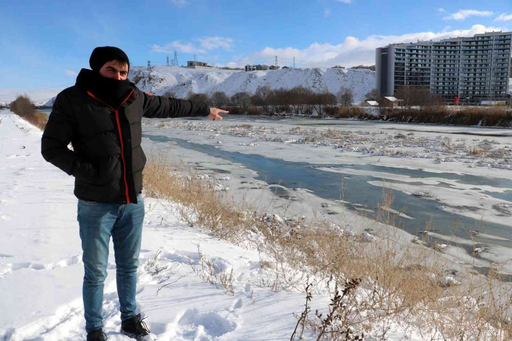 Kızılırmak’ın yüzeyini buz kapladı