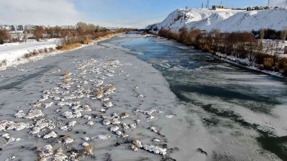 Kızılırmak’ın yüzeyini buz kapladı