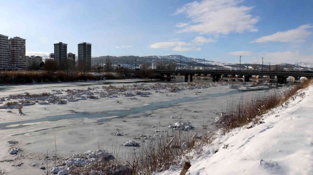 Kızılırmak’ın yüzeyini buz kapladı