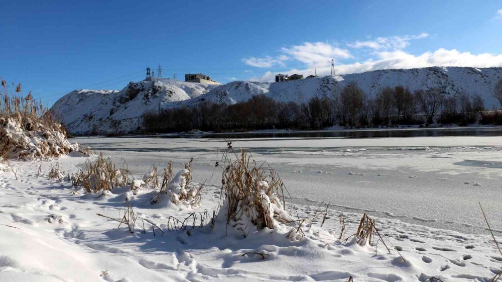 Kızılırmak’ın yüzeyini buz kapladı