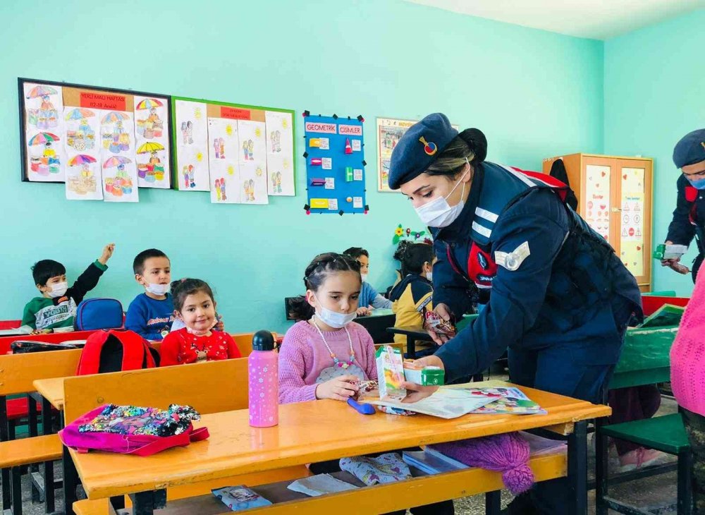 Jandarma'dan minik yüreklere karne hediyesi