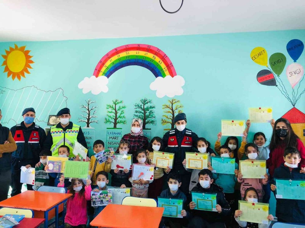 Jandarma'dan minik yüreklere karne hediyesi