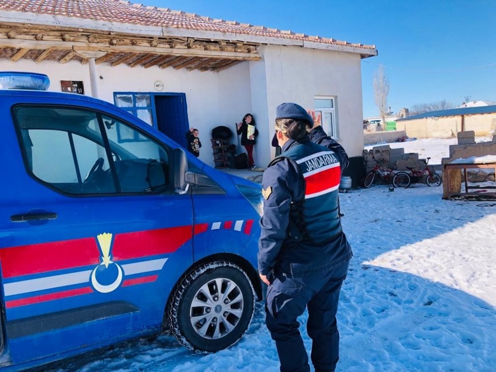 Jandarma'dan minik yüreklere karne hediyesi