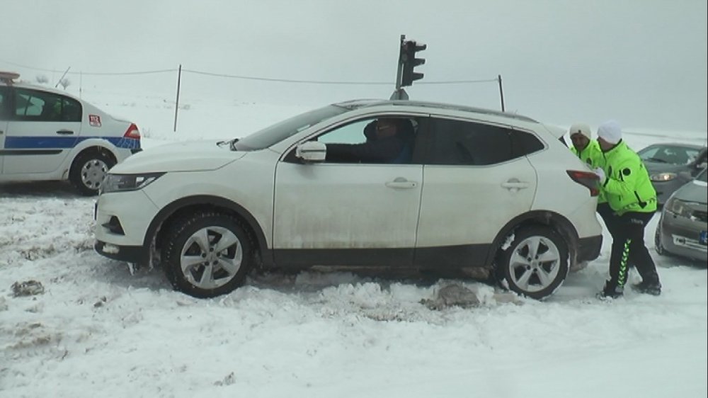 Aksaray-Nevşehir karayolu 12 saat sonra kontrollü olarak trafiğe açıldı