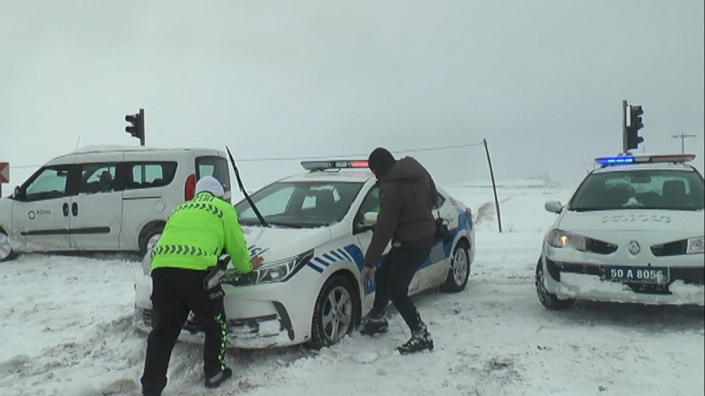 Aksaray-Nevşehir karayolu 12 saat sonra kontrollü olarak trafiğe açıldı