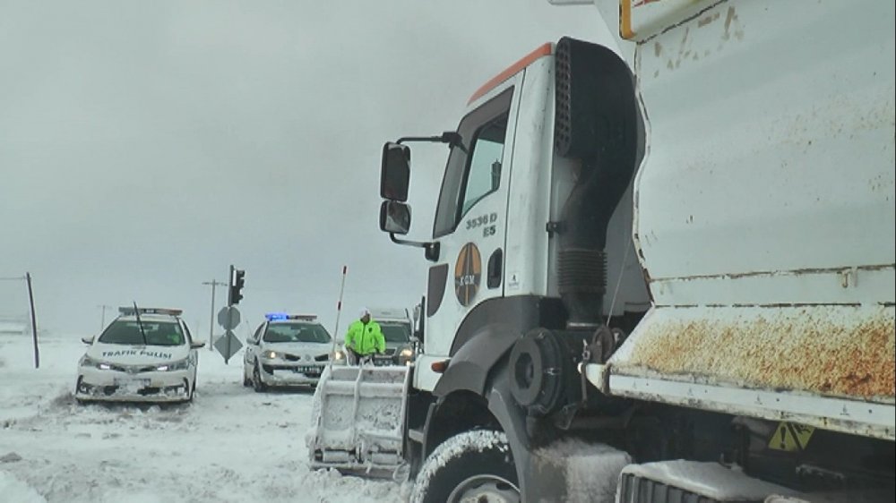 Aksaray-Nevşehir karayolu 12 saat sonra kontrollü olarak trafiğe açıldı