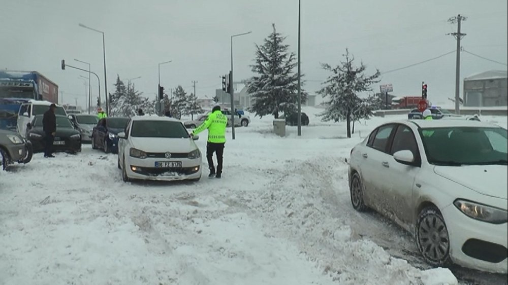 Aksaray-Nevşehir karayolu 12 saat sonra kontrollü olarak trafiğe açıldı
