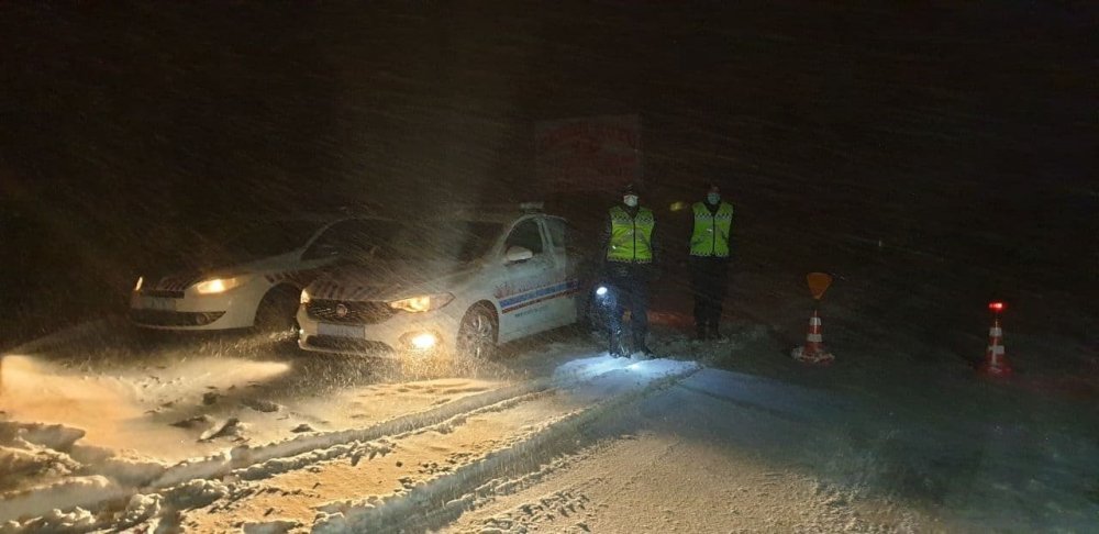 Aksaray’da şiddetli kar yağışı ve tipi tüm yolları kapattı