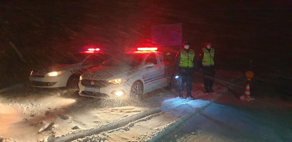 Aksaray’da şiddetli kar yağışı ve tipi tüm yolları kapattı