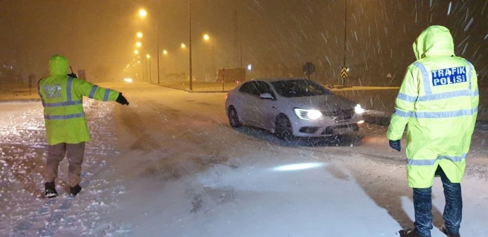 Aksaray’da şiddetli kar yağışı ve tipi tüm yolları kapattı