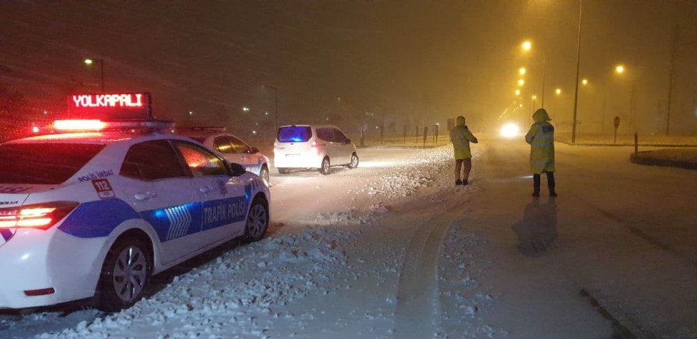 Aksaray’da şiddetli kar yağışı ve tipi tüm yolları kapattı