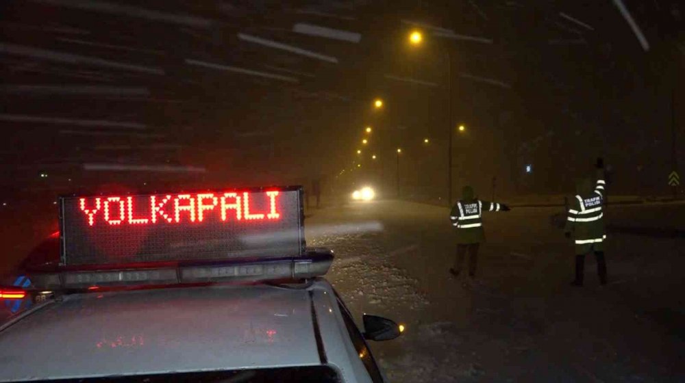 Aksaray’da şiddetli kar yağışı ve tipi tüm yolları kapattı