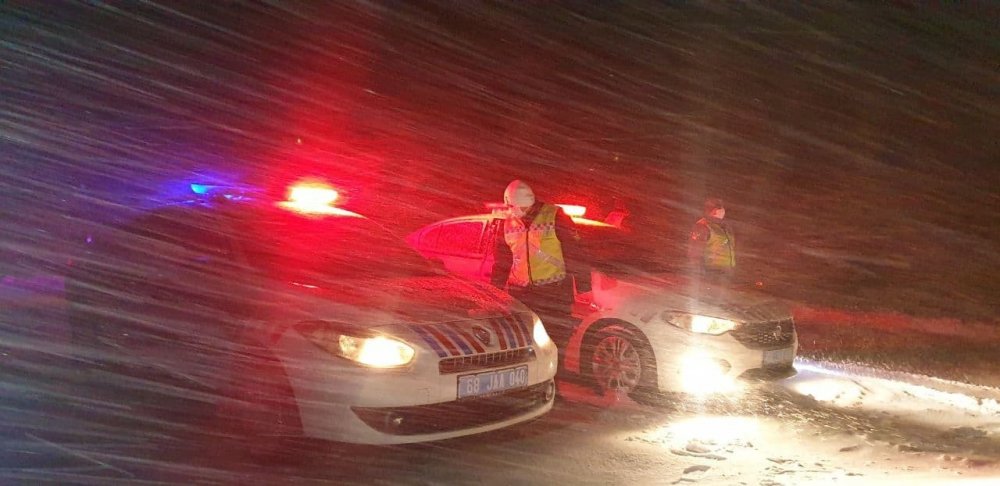 Aksaray’da şiddetli kar yağışı ve tipi tüm yolları kapattı